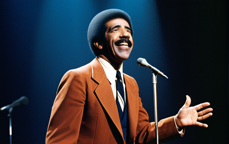 Richard Pryor 코미디 혁명가 - Richard Pryor on Stage**

"A professional photograph of Richard Pryor on stage during a stand-up per...